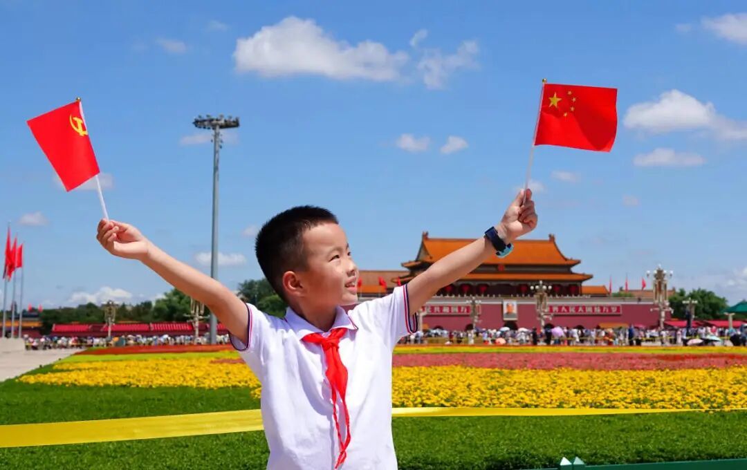 《高举国旗迎国庆》