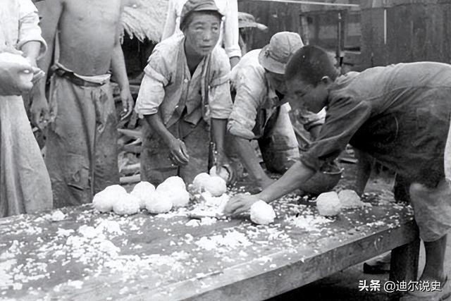 1950年7月，韩国村民正在制作供应给韩军的饭团