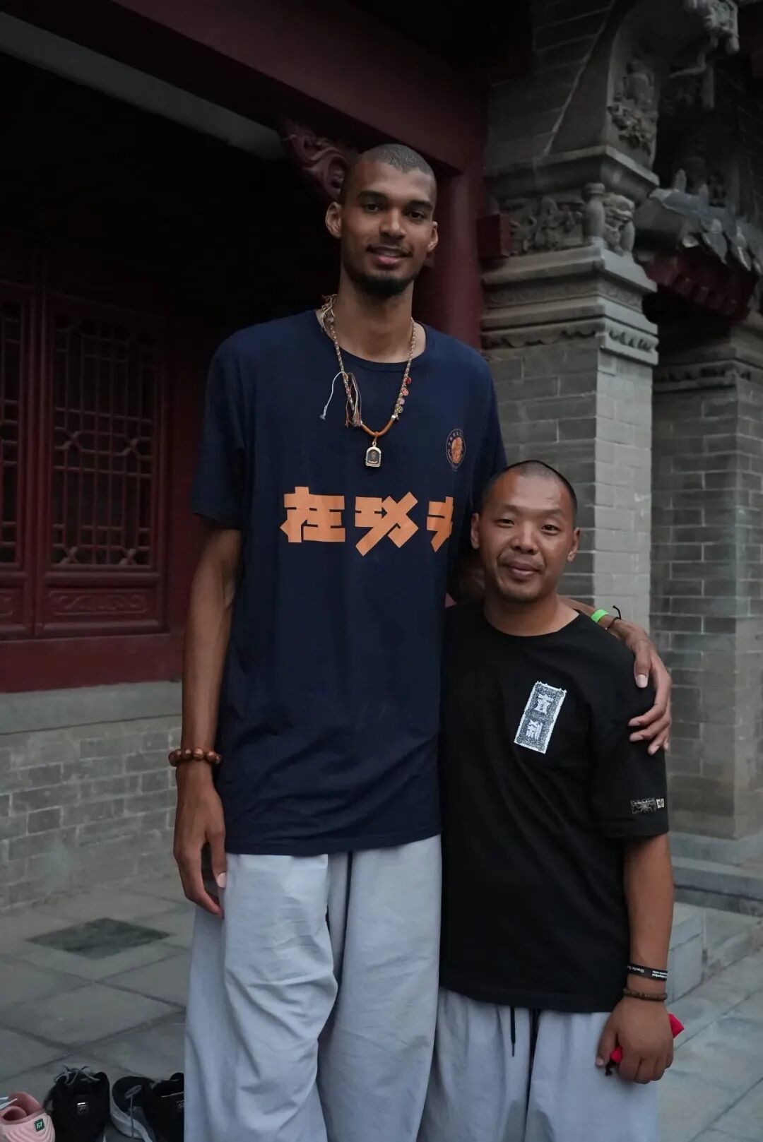 文班与带教师傅延安。延安供图