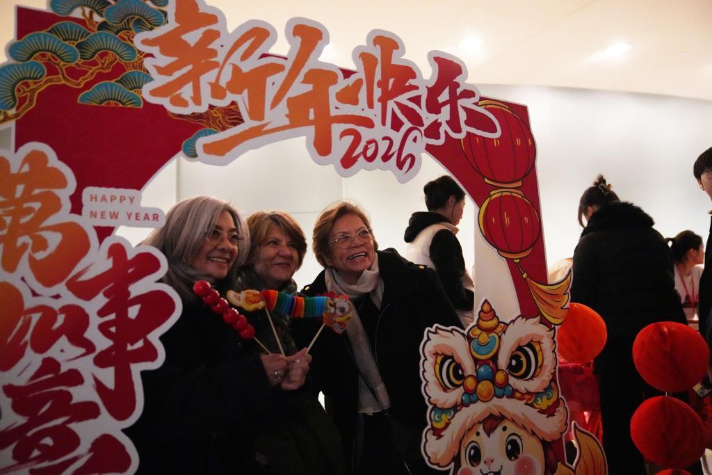 2月12日,在位于纽约的联合国总部,人们在“马年新春”主题打卡门框前留影。新华社记者 张凤国 摄