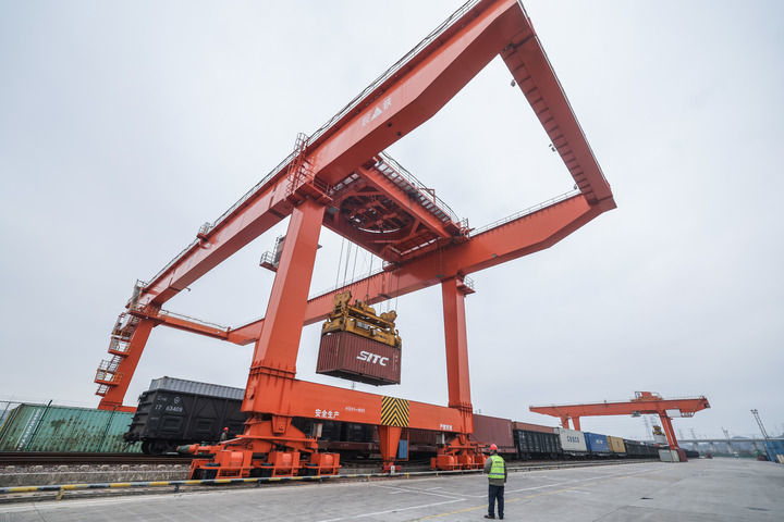 2026年1月30日，在义乌铁路口岸，一列载着进口商品的中欧班列回程班列在卸货。新华社记者 徐昱 摄