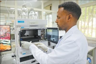 在埃塞俄比亚农业部下属的动物产品和投入品质量检测中心，质量分析师法努埃尔正在进行样本检测。　　本报记者 沈小晓摄