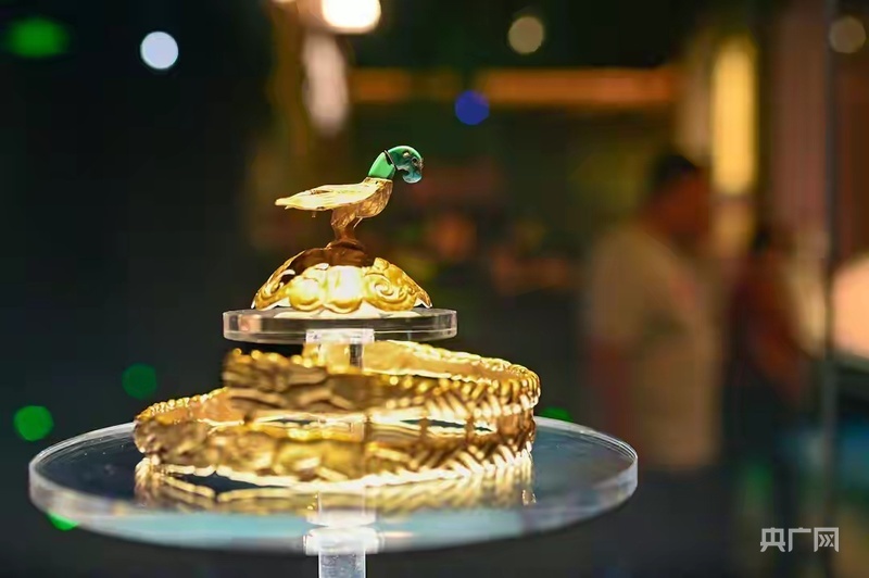 国家一级文物鹰顶金冠饰(央广网发 受访单位供图)