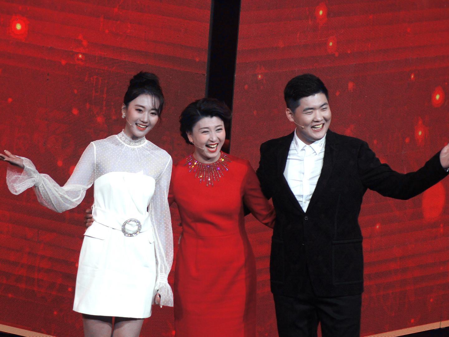 闫学晶与儿子儿媳同台合影 图据视觉中国