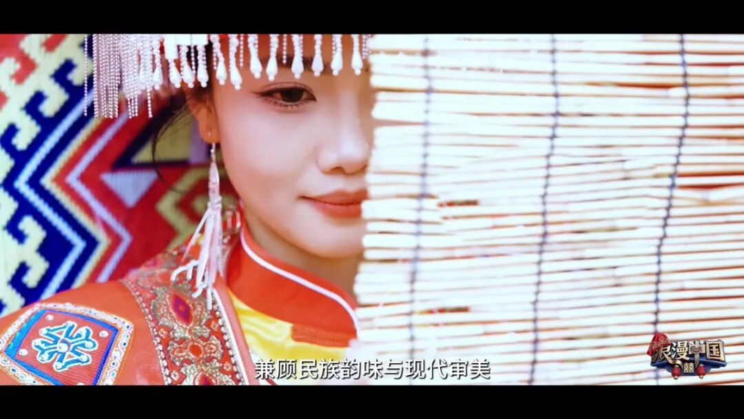 新娘身着融入西兰卡普纹样的土家嫁衣
