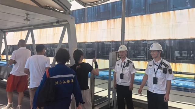 执法人员维护旅客登船秩序。李蓁彤 摄