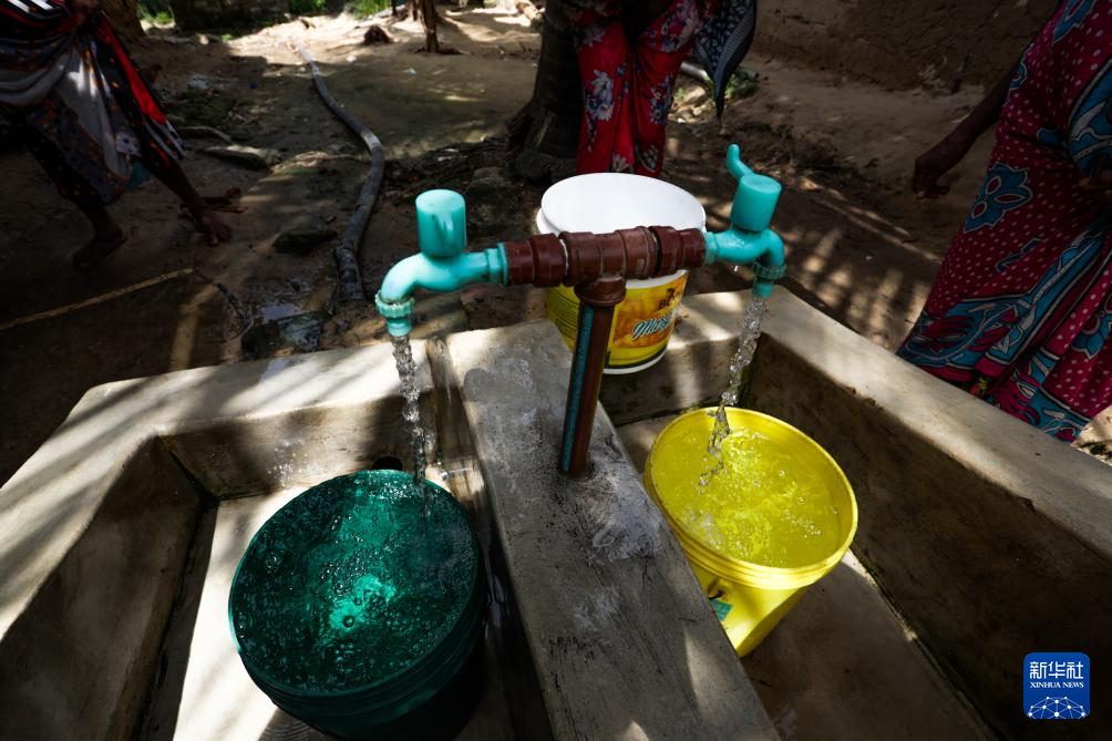 1月1日,在坦桑尼亚桑给巴尔的奔巴岛,清洁用水从取水点水龙头持续流出。新华社发(赫尔曼·埃马纽埃尔摄)