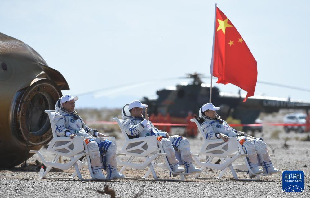 2021年9月17日，神舟十二号载人飞船返回舱在东风着陆场成功着陆。这是航天员聂海胜（中）、刘伯明（右）、汤洪波安全顺利出舱。新华社记者 连振 摄