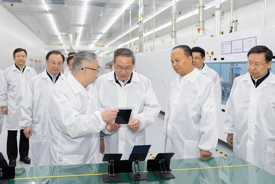 3月30日，李强在通威全球创新研发中心听取光伏技术攻关介绍，进入车间察看电池组件研制情况