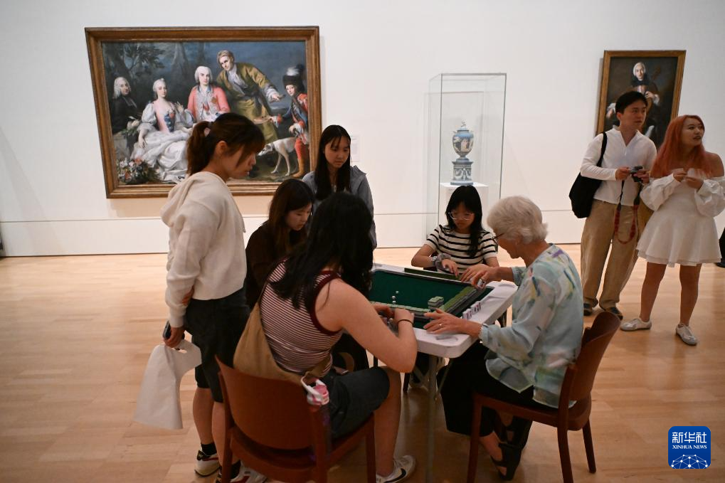 2月22日,当地民众在澳大利亚墨尔本维多利亚国家美术馆举行的春节主题活动上体验麻将。新华社记者 徐海静 摄