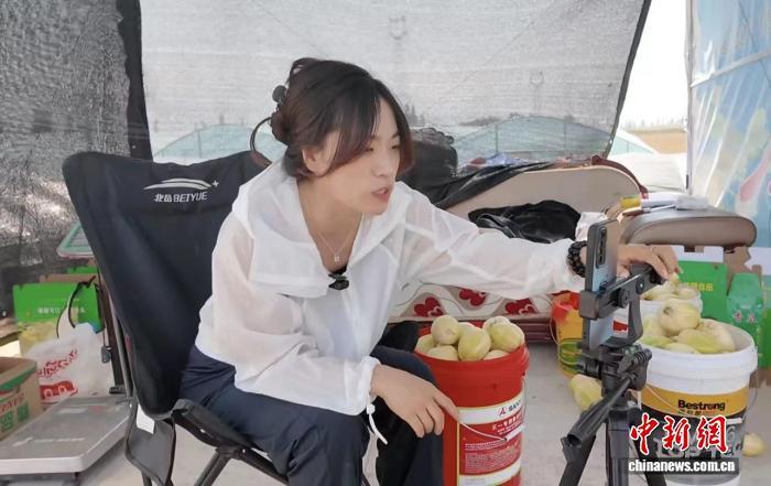 返乡青年创新销售思路，化身“新农人主播”，依托电商平台开启直播带货新模式。　赵曼君 摄