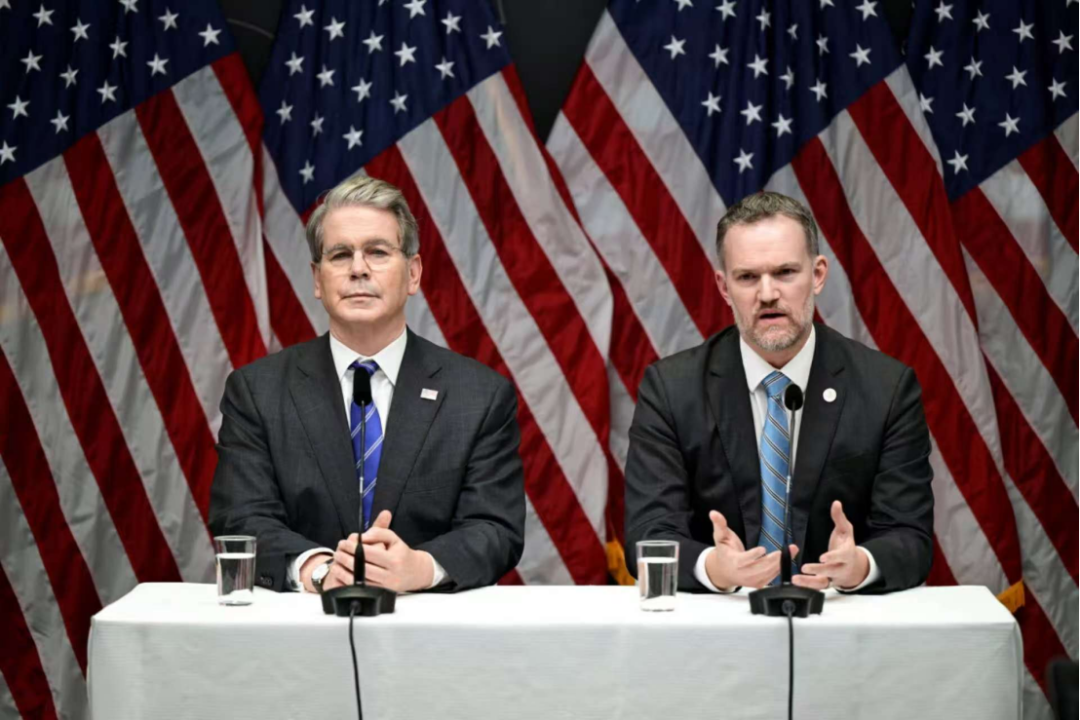 ◆2025年7月29日,美国贸易代表格里尔(右)与美国财政部长森特一同出席新闻发布会。(图源:路透社)