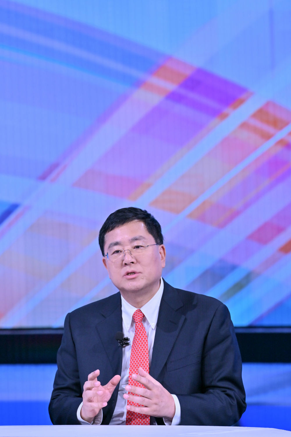 全国人大代表、研祥高科技控股集团有限公司董事局主席陈志列在第二十八期“中国经济圆桌会”大型全媒体访谈节目录制现场发言。新华社记者 孙瑞博 摄