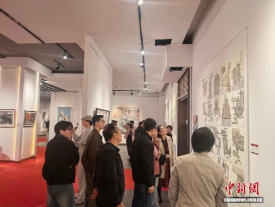 图为参观者欣赏美术佳作。闫姣 摄