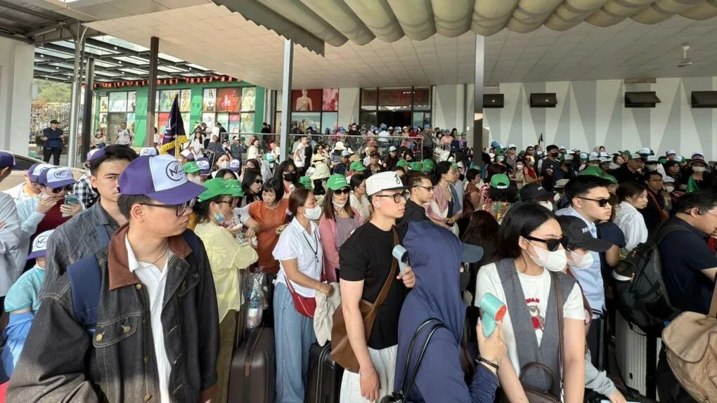 H&agrave;ng ngh&igrave;n kh&aacute;ch Việt đổ về cửa khẩu: Đợi 6 tiếng nhập cảnh sang Trung Quốc - 3