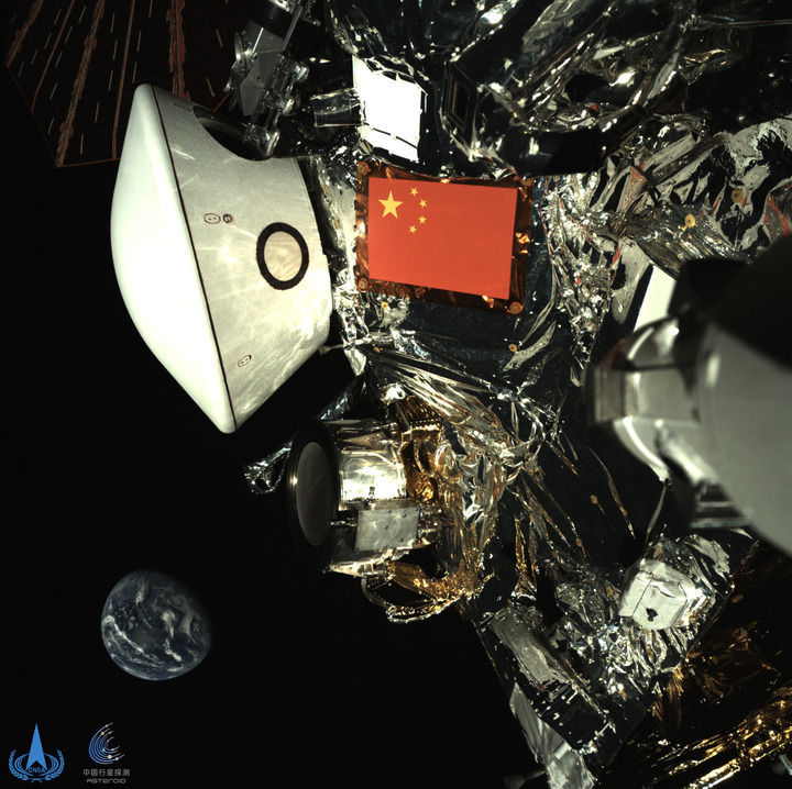 2025年10月1日,国家航天局发布行星探测工程天问二号任务探测器在轨飞行期间获取的探测器与地球合影图像。新华社发(国家航天局供图)