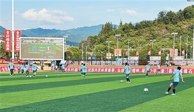 贵州“村超”比赛现场。贵州大学英国籍足球教练 大卫&middot;吉里摄