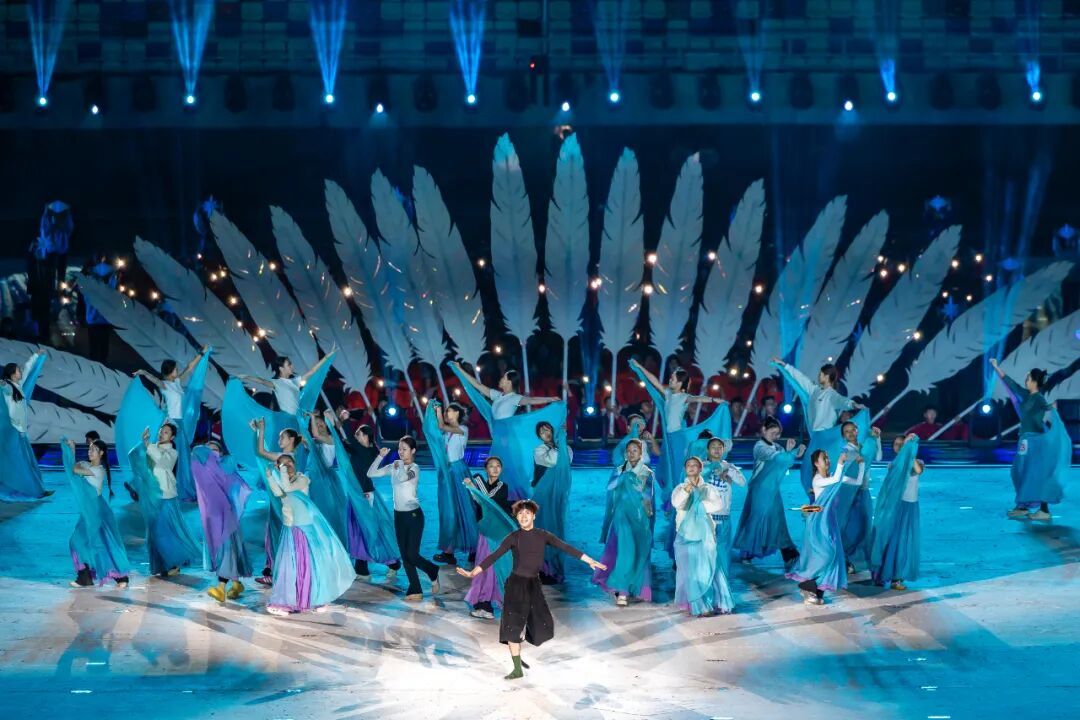 第三篇章“梦之翼”彩排(前排最中为谢海峰)。受访者供图