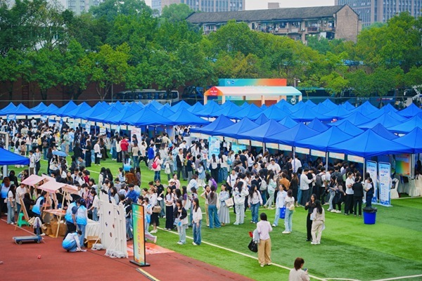 招聘活动现场。重庆市人力社保局供图