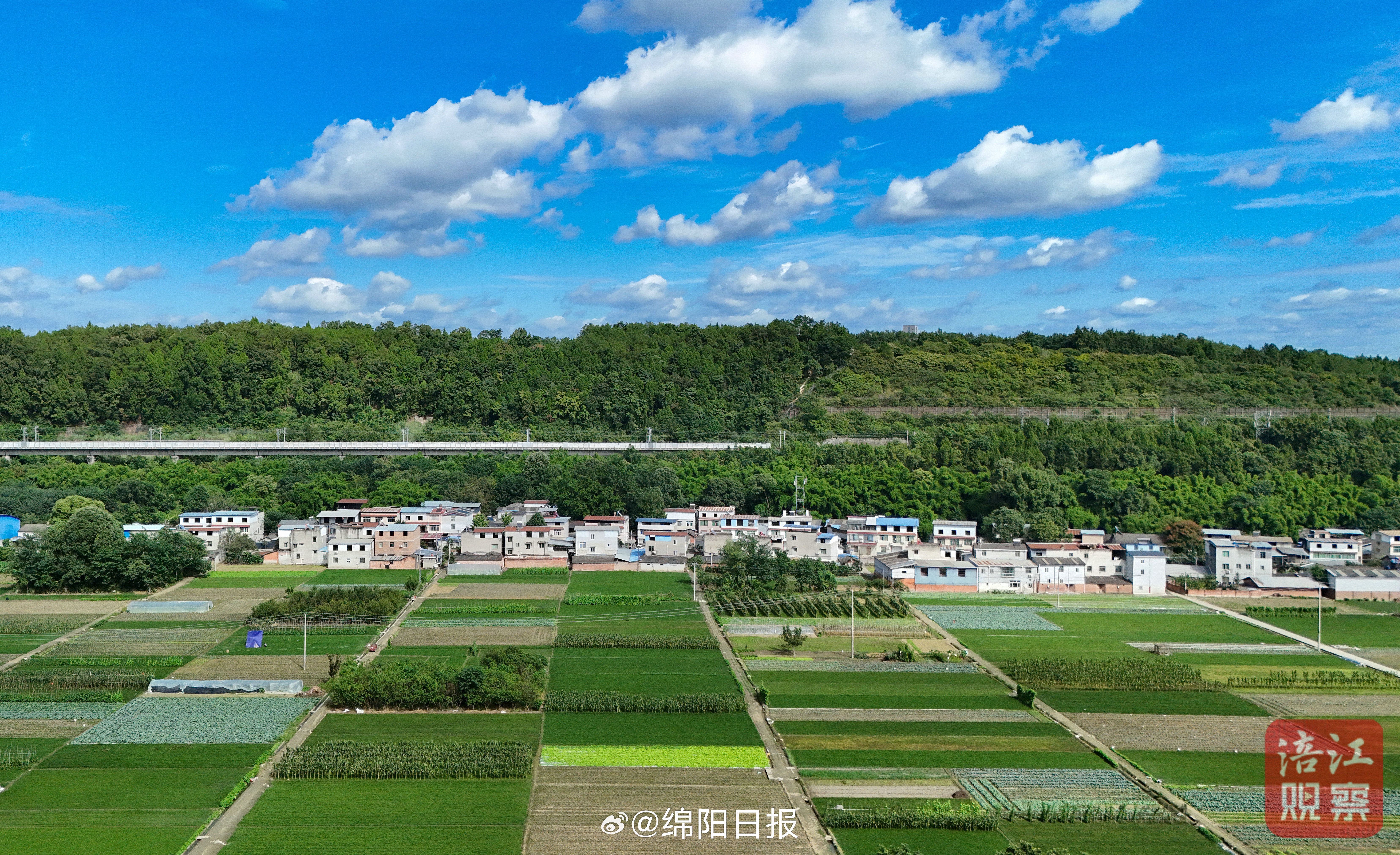 【爱看绵阳｜青山绿水白云间，蓬勃小镇入画来】9月25日，云漫晴空，远