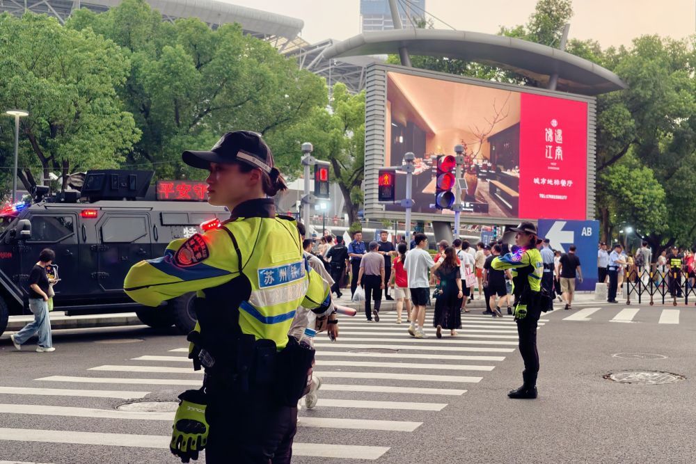 2025年9月7日，江苏省苏州市公安局组织警力在2025江苏省城市足球联赛（“苏超”）现场执行交通疏导、秩序维护等安保任务。新华社发（夏铭 摄）