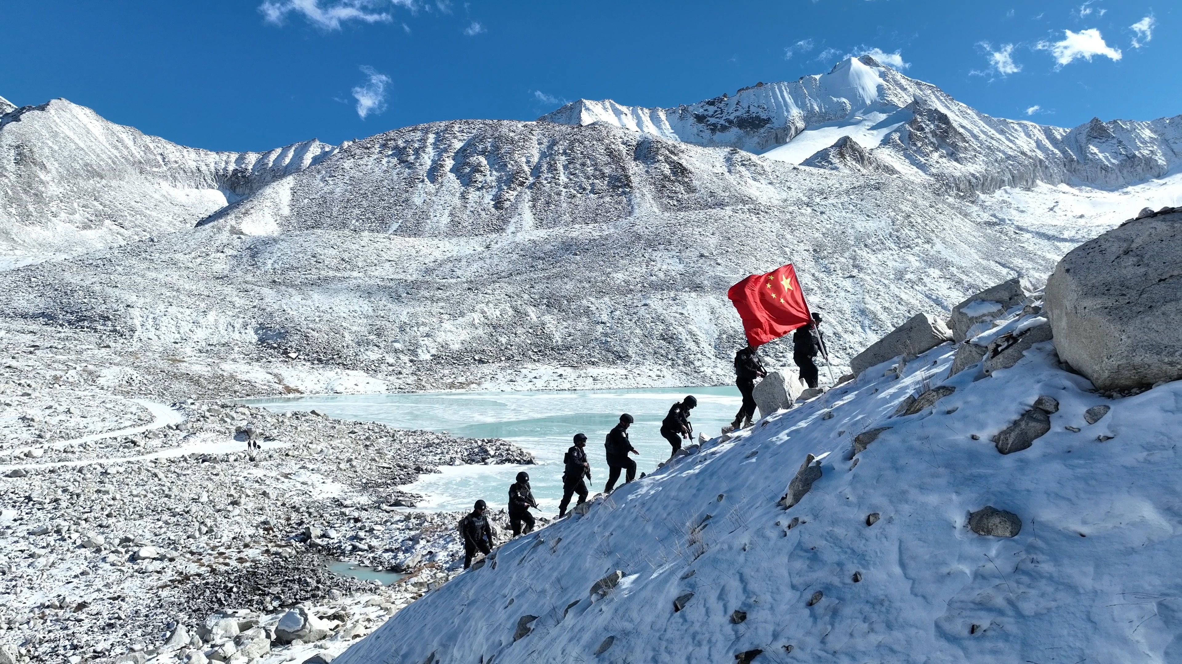 色边境派出所组织民警开展巡边踏查活动 赵元芳摄