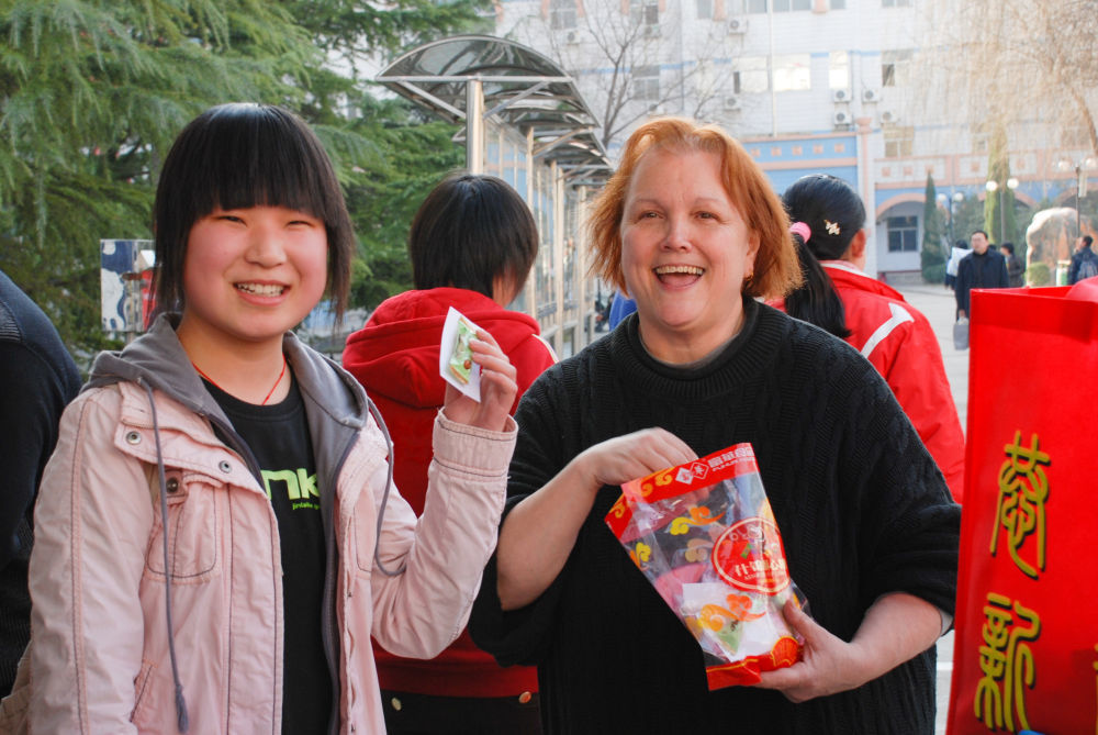 2009年2月10日,池欧在新学期开学首日守候在洛阳市第二外国语学校门口,为返校学生送上糖果和新学期祝福。