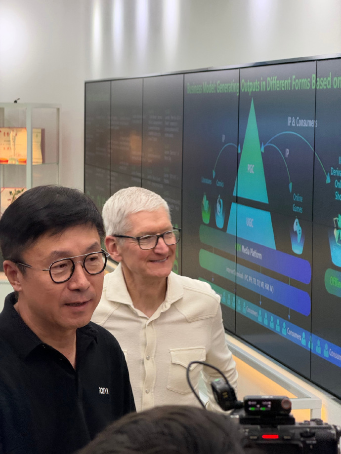 【#爱奇艺CEO接待库克#】 10 月 14 日消息,据多位博主 /