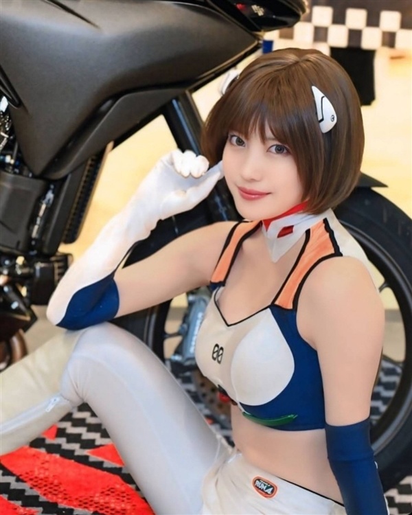 日本赛车女郎Cos初代女神绫波丽 身高腿长太顶了