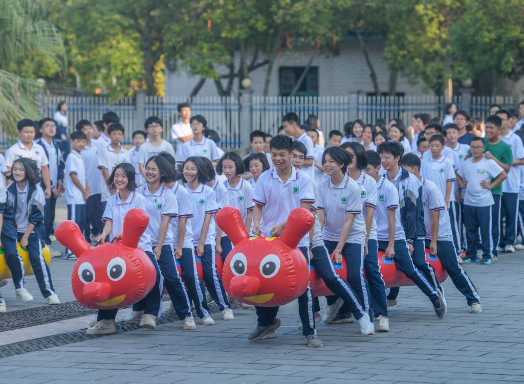 近日，湖南道县一中学举办趣味运动会，帮助高三学生减压。新华社发