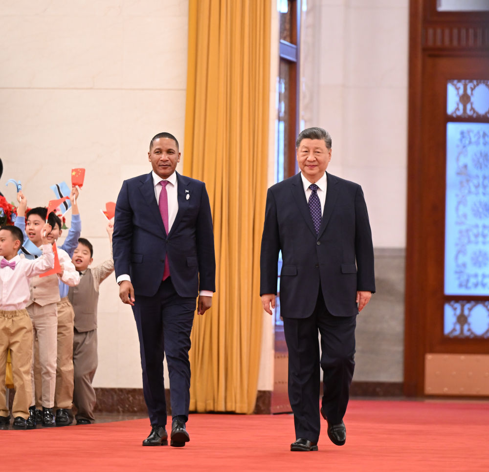 10月13日下午,国家主席习近平在北京人民大会堂同来华进行国事访问的博茨瓦纳总统博科举行会谈。这是会谈前,习近平在人民大会堂北大厅为博科举行欢迎仪式。新华社记者 李响 摄