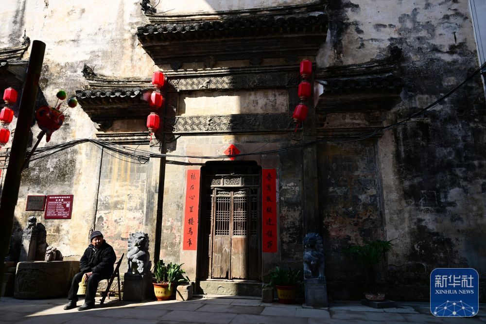 2月8日,村民在瞻淇村晒太阳。