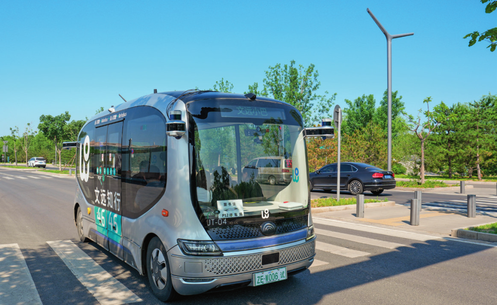 在北京城市副中心,一辆无人驾驶小巴在接送乘客(2024 年 5 月 21 日摄) 鞠焕宗摄 / 本刊