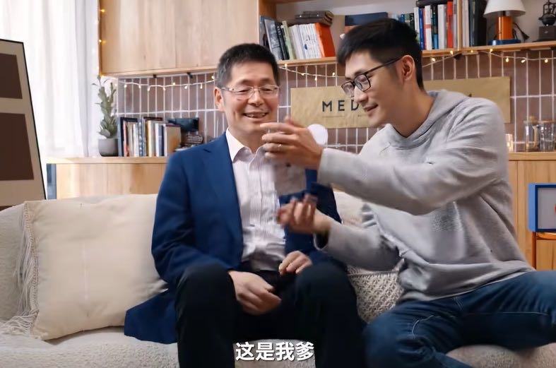 潘家父子。视频截图