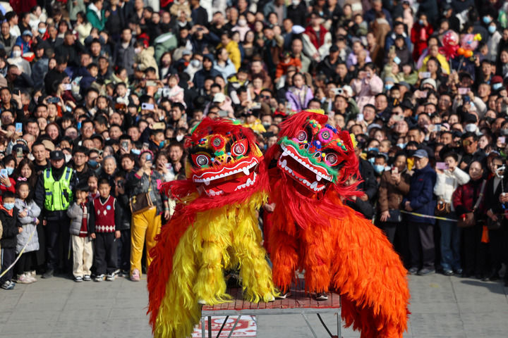 2026年2月18日,人们在甘肃省兰州市七里河区兰州老街观看舞狮表演。新华社发(侯崇慧 摄)