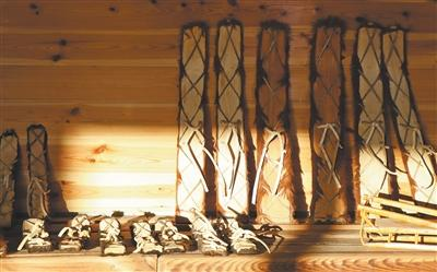 展览室里陈列的毛皮滑雪板。