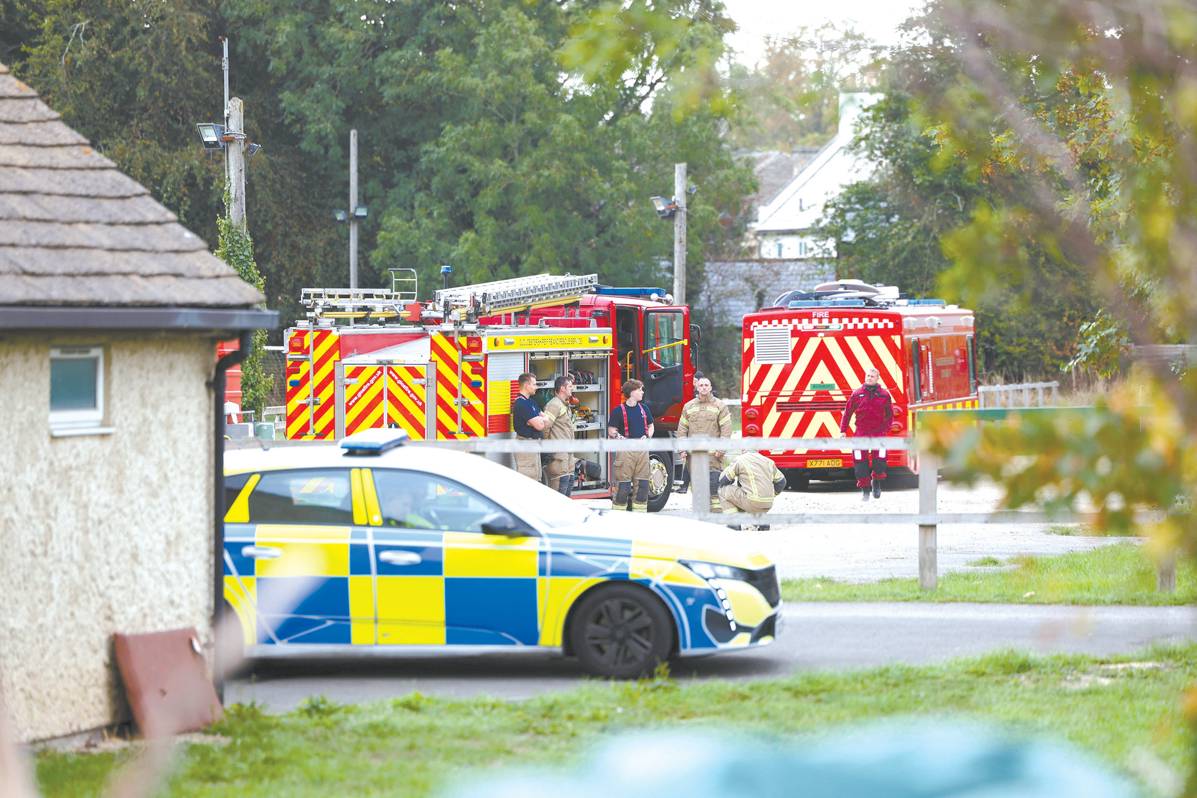 英国警方在费尔福德基地附近逮捕5人后,军方派出拆弹小组对相关车辆进行检查。(IC Photo)