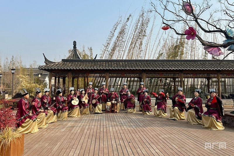 楚州十番锣鼓演奏队伍在河下古镇演出《到春来》（央广网记者 顾炀威 摄）