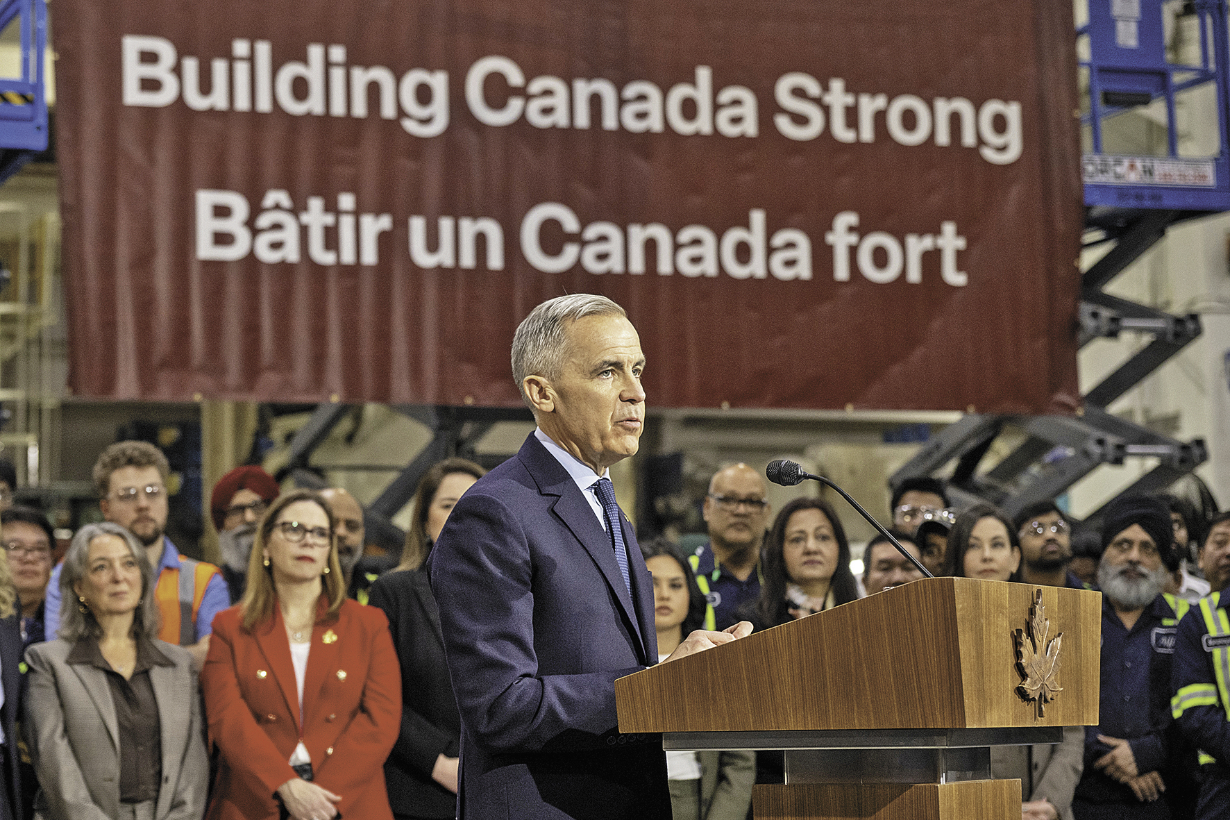 5日,加拿大总理卡尼在大多伦多地区一家汽车零件厂发表讲话。(视觉中国)