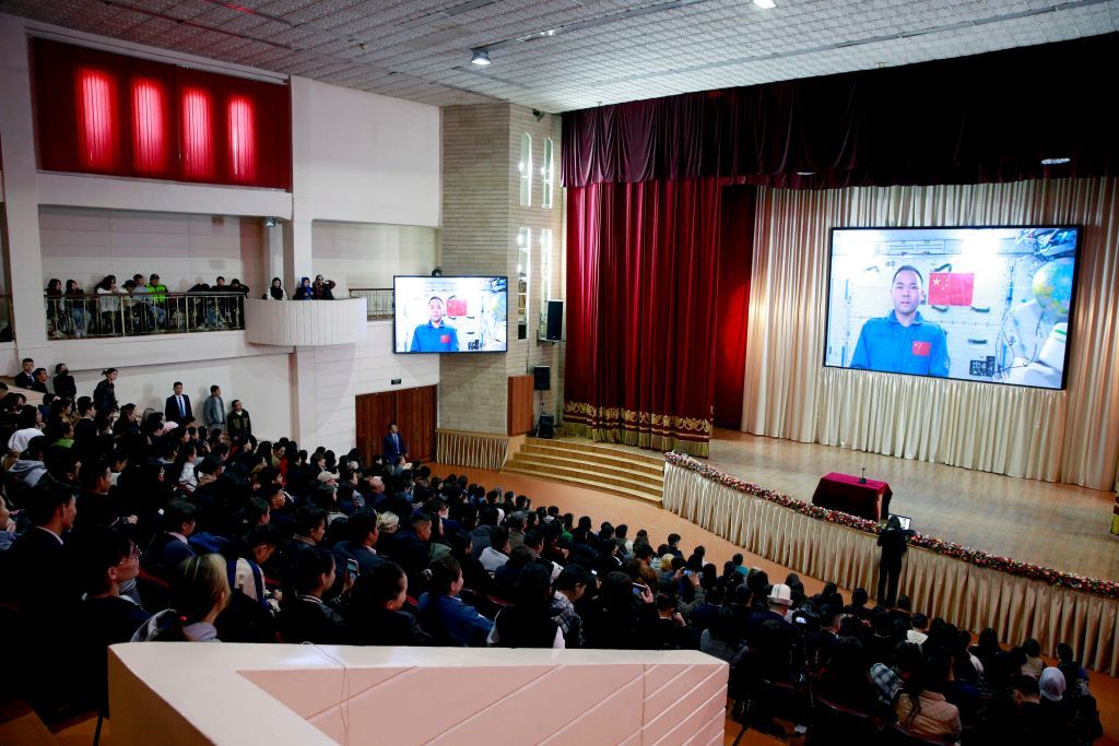 2023年4月20日，吉尔吉斯斯坦首都比什凯克国立大学礼堂举行天宫对话——神舟十五号航天员乘组与上海合作组织国家青少年问答活动。