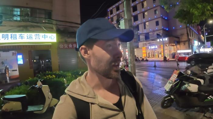 汤米在大凉山街头拍摄街景。 图片来源：汤米Sabbatical“油管”(YouTube)视频截图