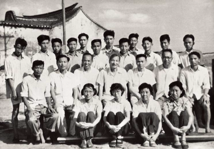 △1961年6月27日至7月11日，陈云（二排左四）在上海市青浦县小蒸东说念主民公社作农村考查时，与公社干部合影。