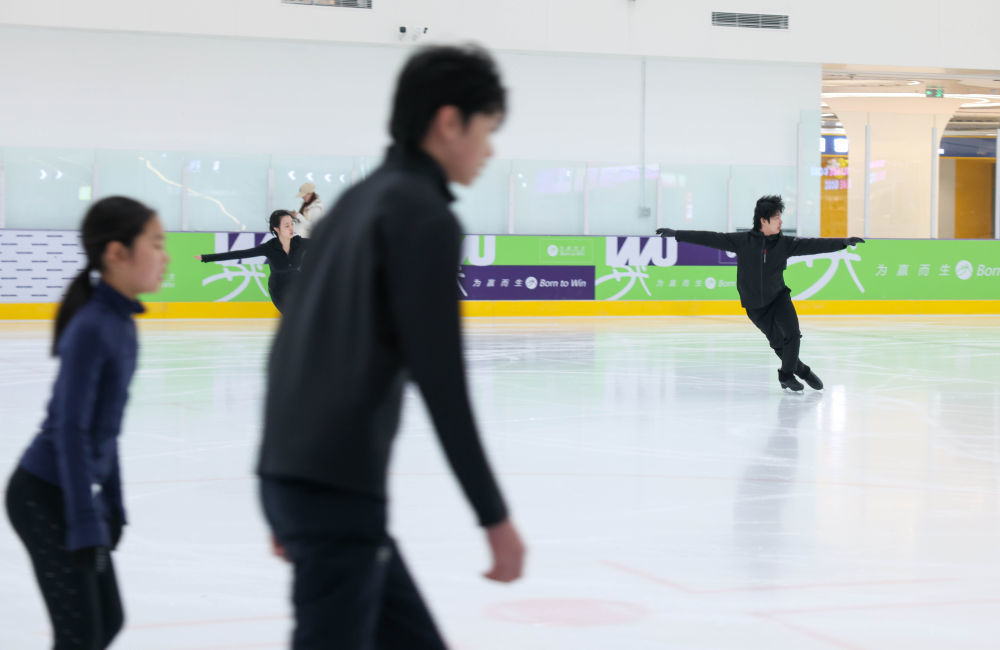 4月1日,滑冰爱好者在大靖冰上基地滑冰。新华社记者 颜麟蕴 摄
