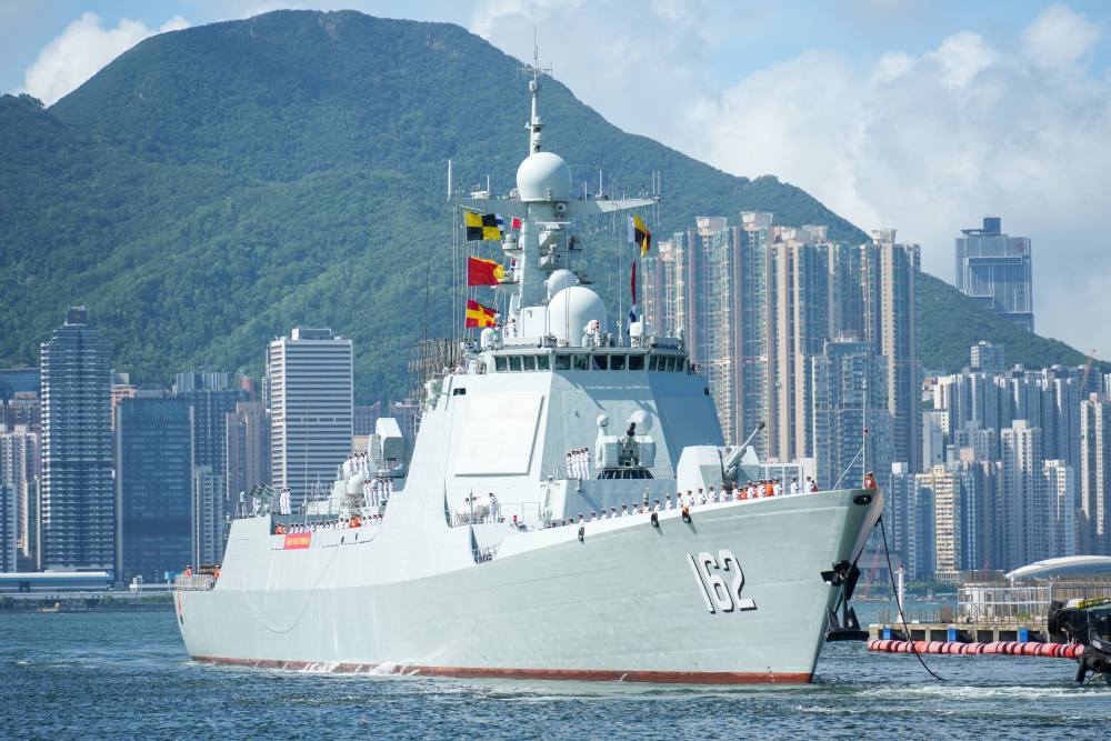7月2日,中国海军南宁舰驶入香港昂船洲军营。新华社记者 朱炜 摄
