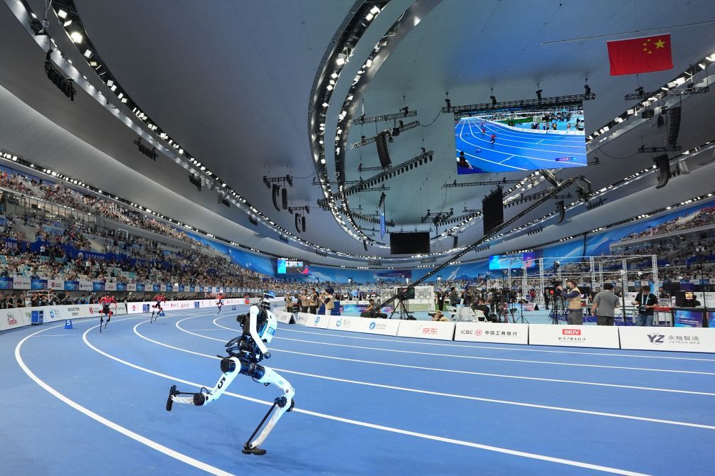 8月23日，“天工队”机器人（前）在400米（大型组）决赛中，它的成绩是38秒15。新华社记者 鞠焕宗 摄