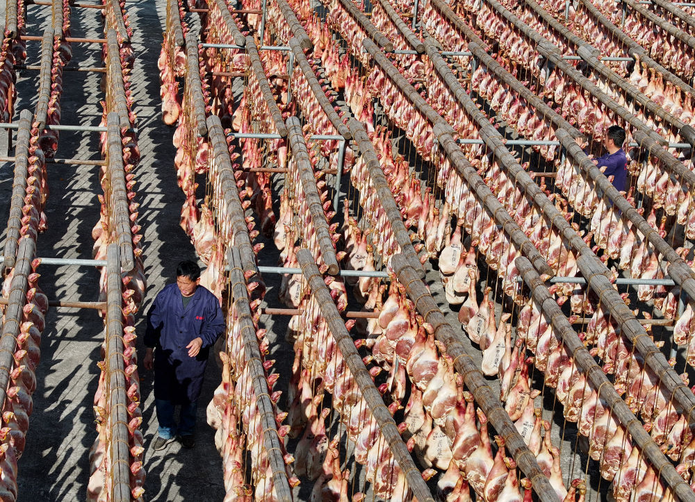 ↑1月13日,工人在浙江省东阳市歌山镇晾晒火腿(无人机照片)。新华社发(胡扬辉摄)