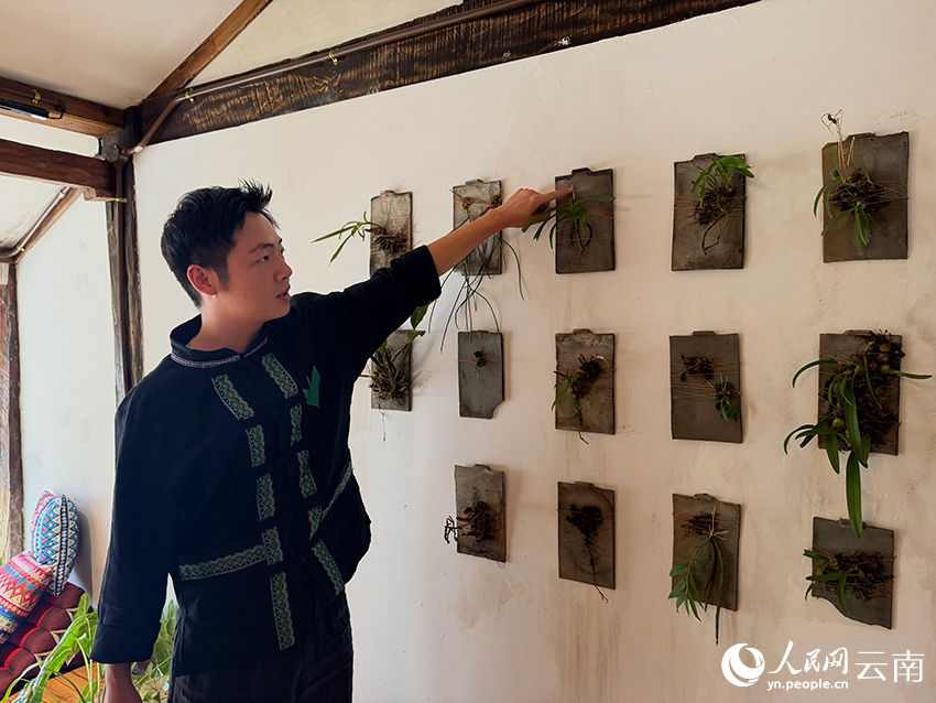 【4】郭晨正在介绍茶室的设计风格。人民网-雷霁摄