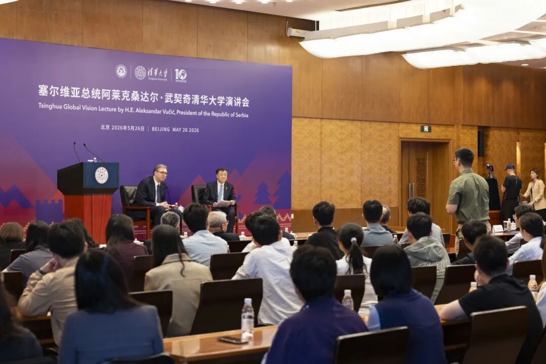 武契奇与学生们互动交流