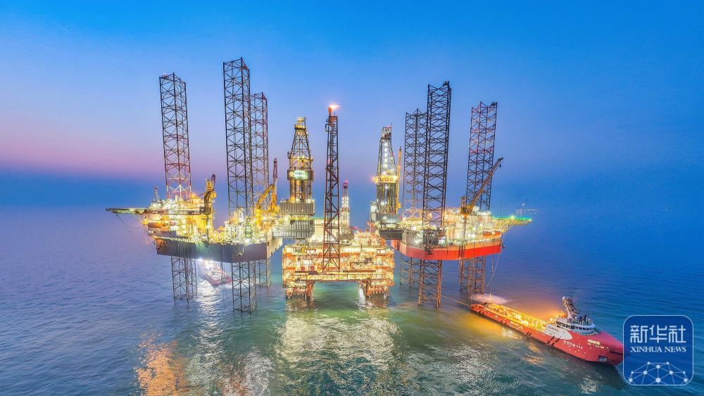 ↑ 这是2月24日拍摄的渤海油田海上油气平台作业现场(无人机照片)。新华社发(杜鹏辉摄)