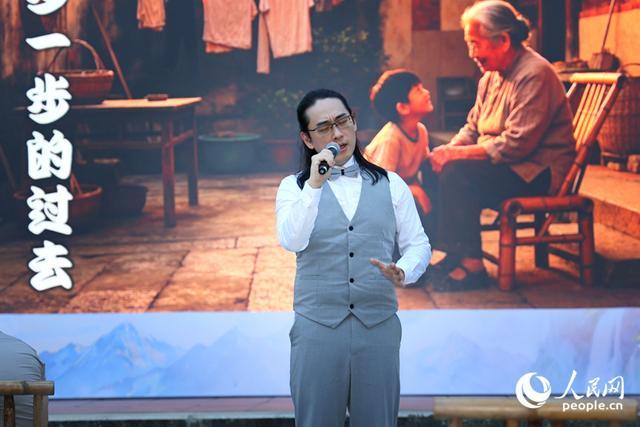 新侨代表深情唱响《阿嬷的话》。人民网记者 陈博摄